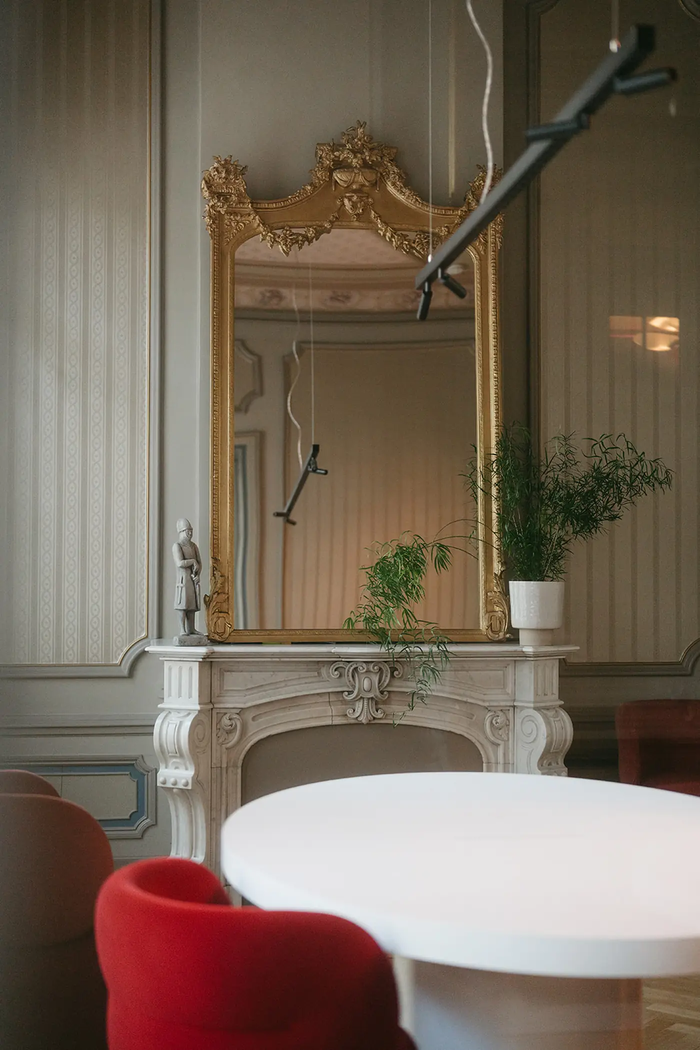 Huis Cumont — historische schouw en verguld spiegelkader